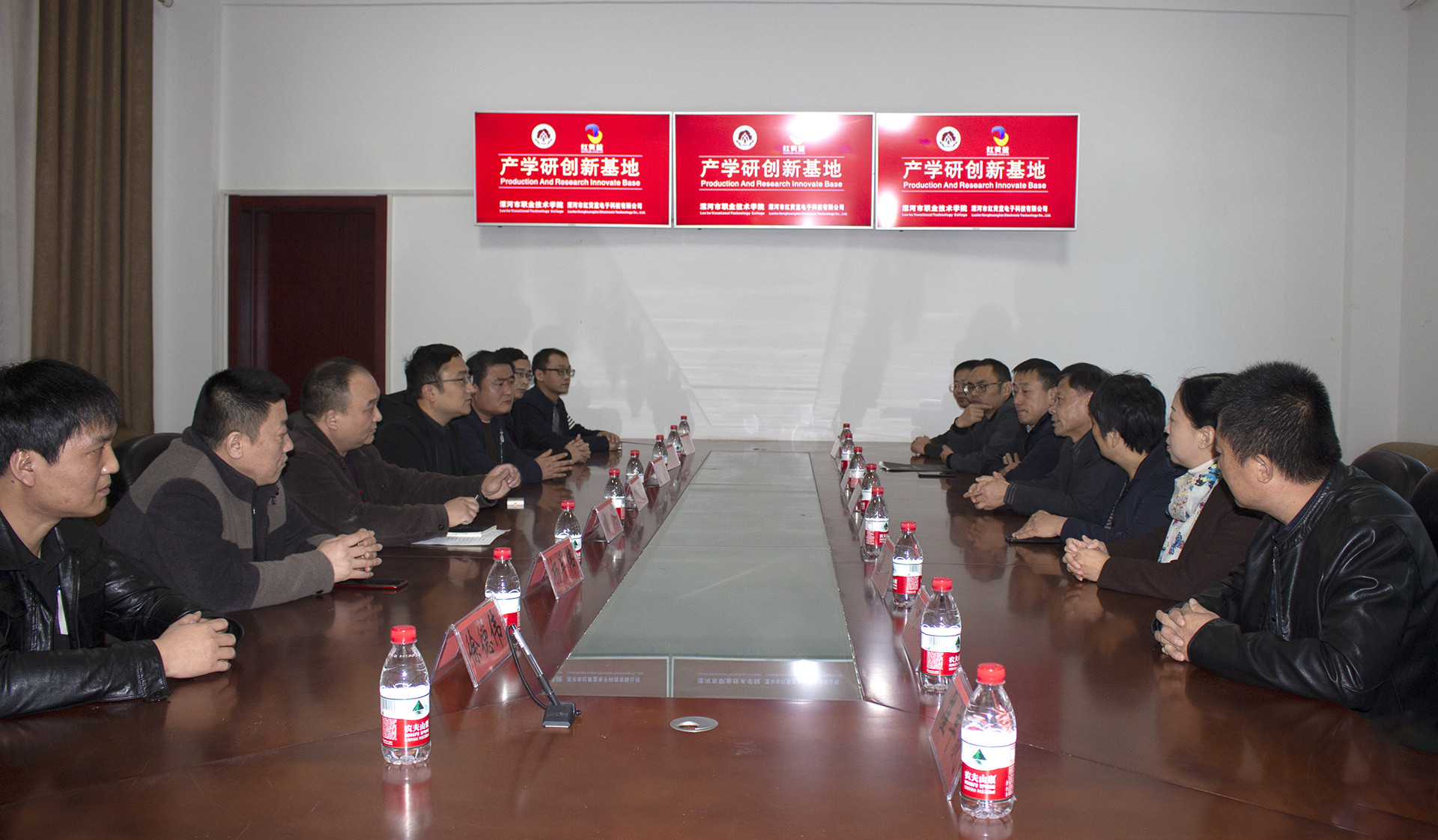 漯河市紅黃藍(lán)電子科技有限公司 漯河市紅黃藍(lán)電子科技有限公司